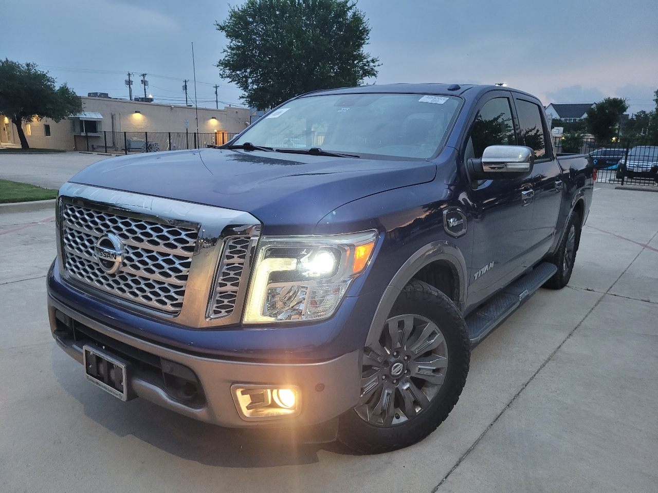 Nissan Titan Platinum Reserve Crew Cab 2WD 2017 Nissan Titan Platinum Reserve Crew Cab 2WD 2017