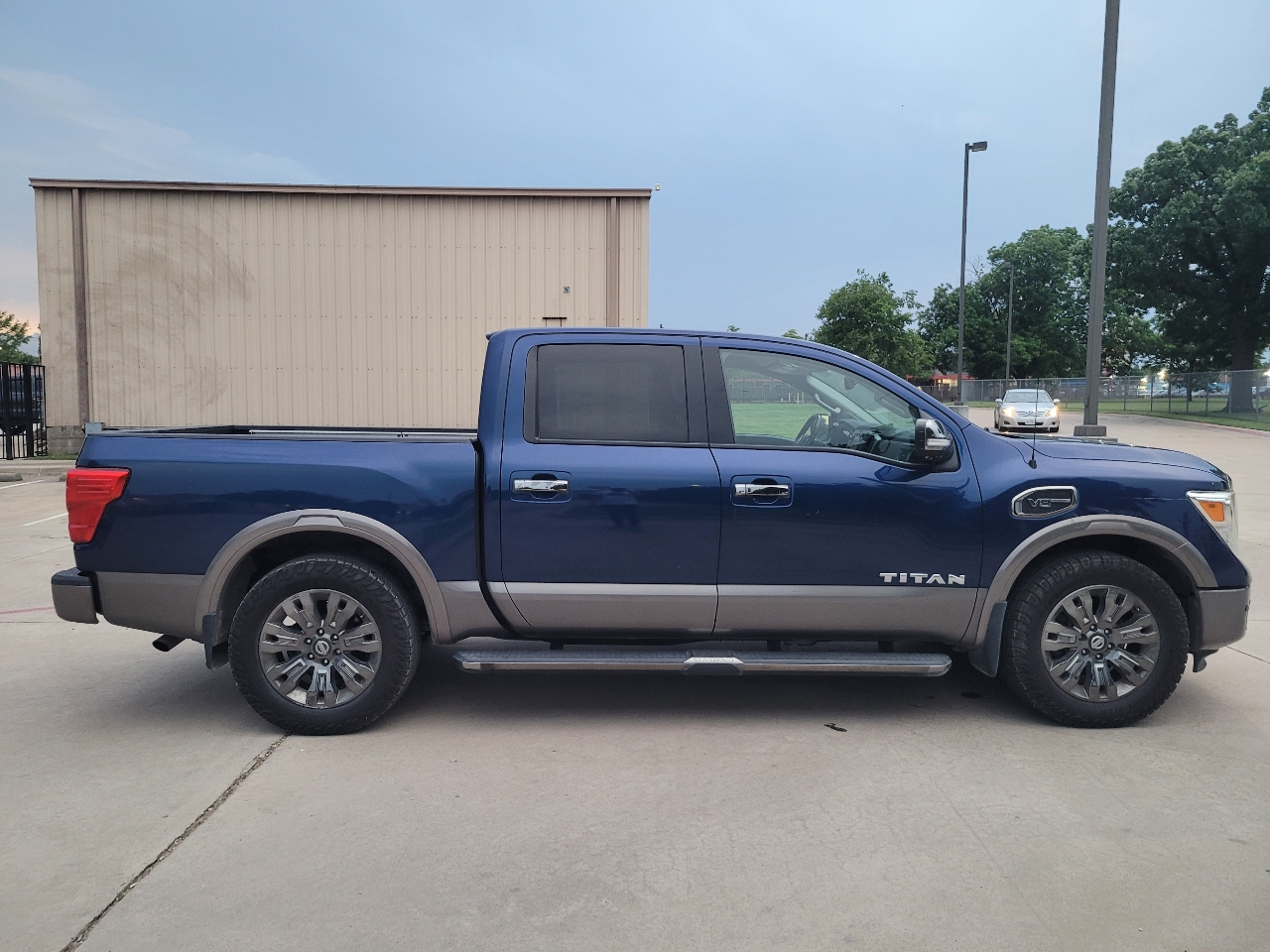 Nissan Titan Platinum Reserve Crew Cab 2WD 2017 Nissan Titan Platinum Reserve Crew Cab 2WD 2017