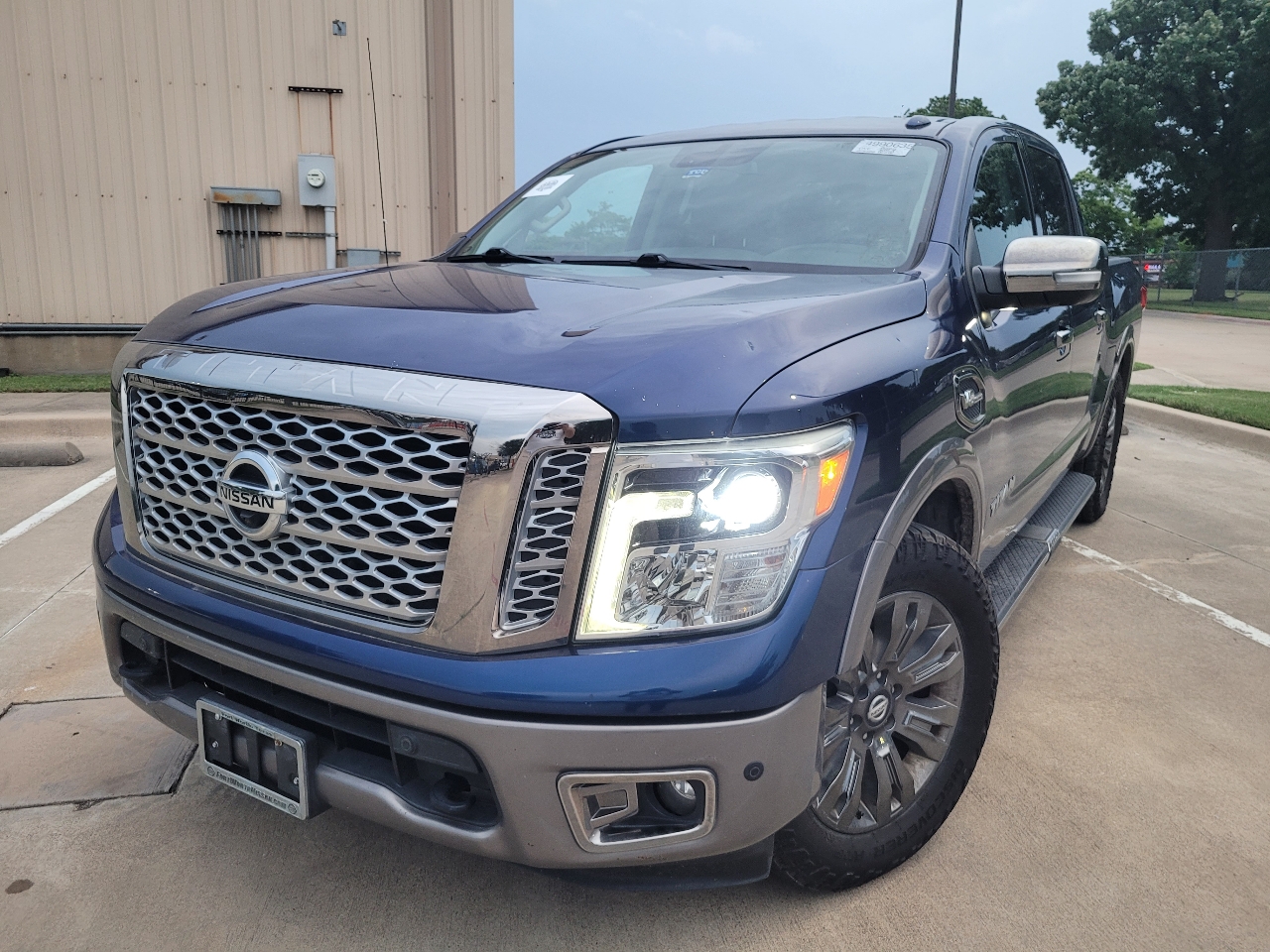 Nissan Titan Platinum Reserve Crew Cab 2WD 2017 Nissan Titan Platinum Reserve Crew Cab 2WD 2017