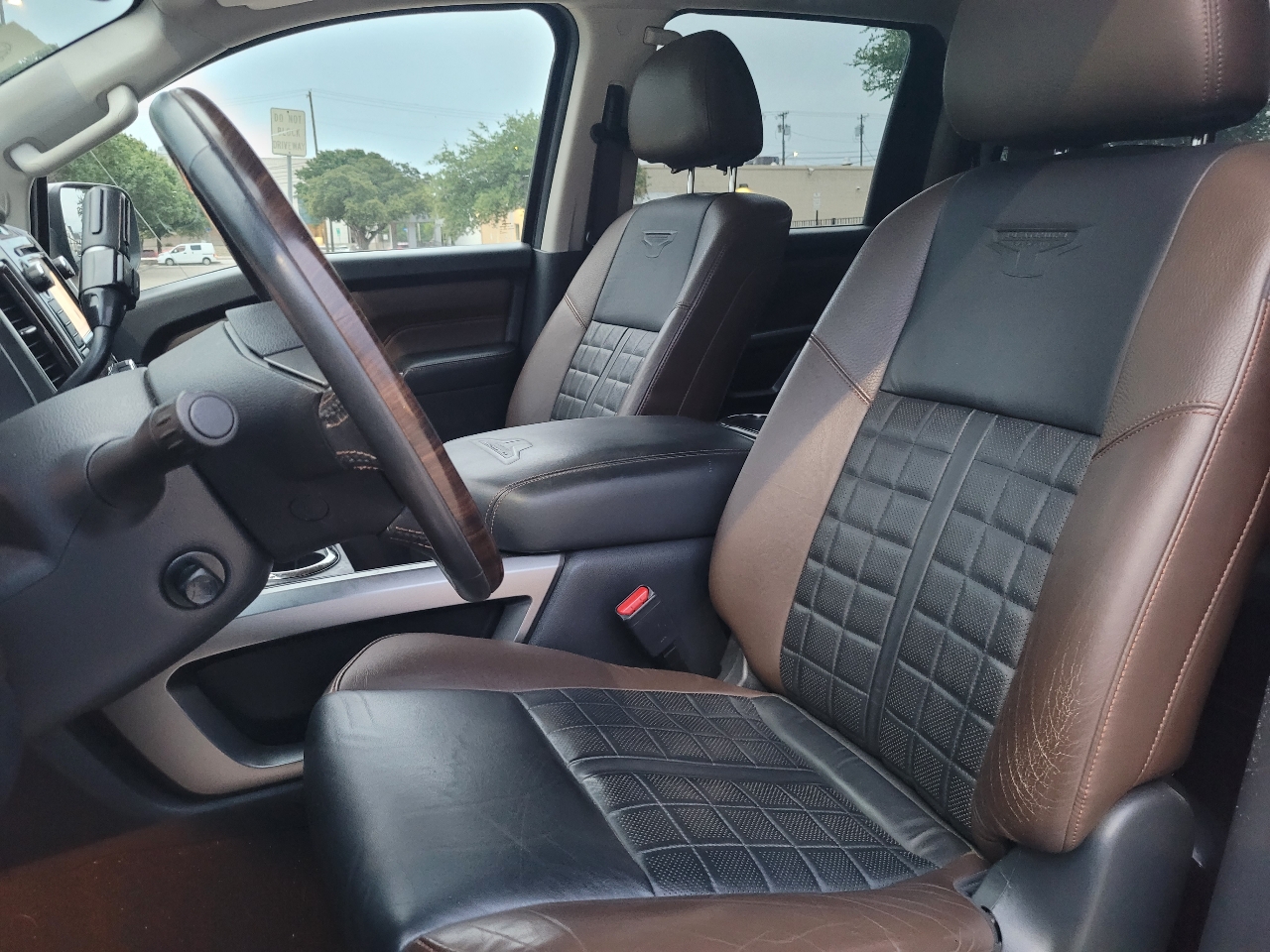 Nissan Titan Platinum Reserve Crew Cab 2WD 2017 Nissan Titan Platinum Reserve Crew Cab 2WD 2017