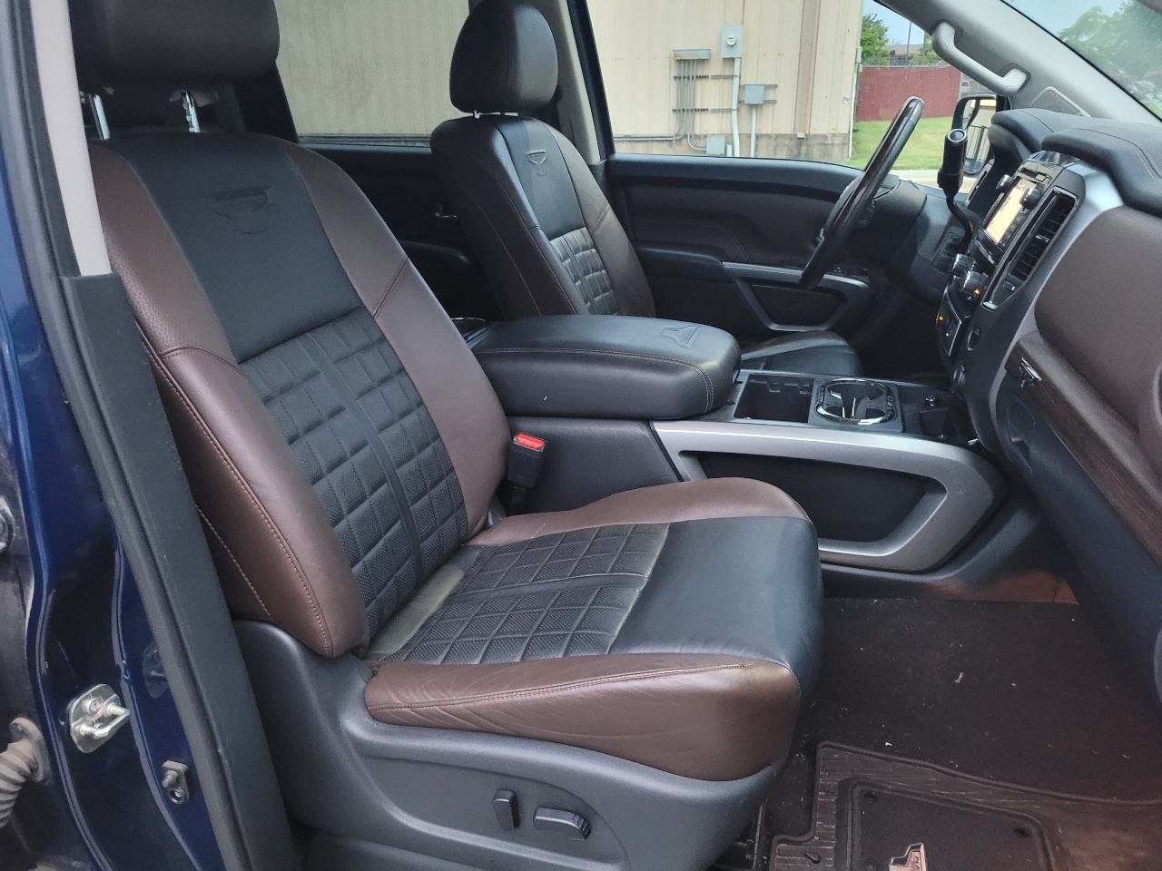 Nissan Titan Platinum Reserve Crew Cab 2WD 2017 Nissan Titan Platinum Reserve Crew Cab 2WD 2017