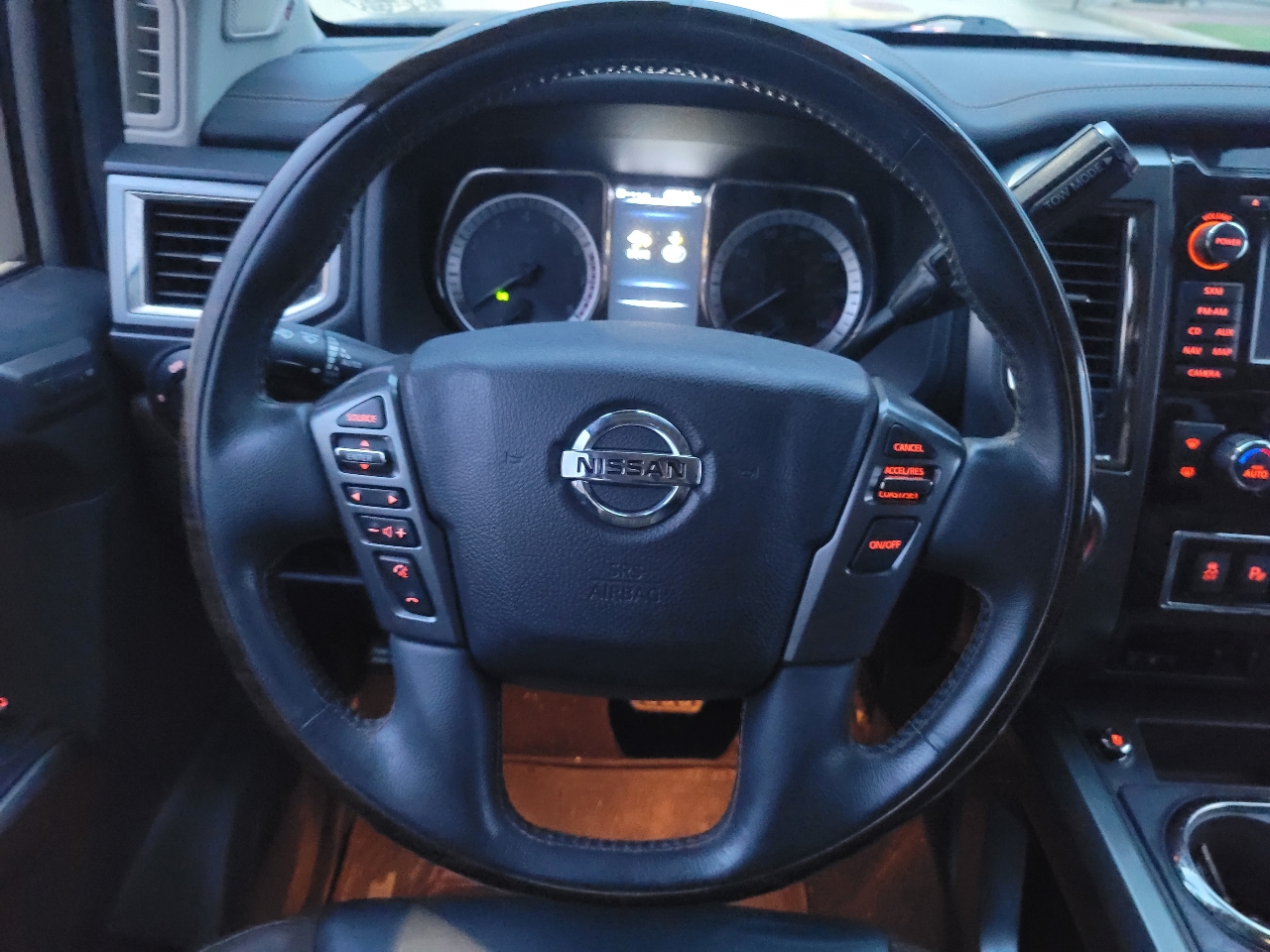 Nissan Titan Platinum Reserve Crew Cab 2WD 2017 Nissan Titan Platinum Reserve Crew Cab 2WD 2017