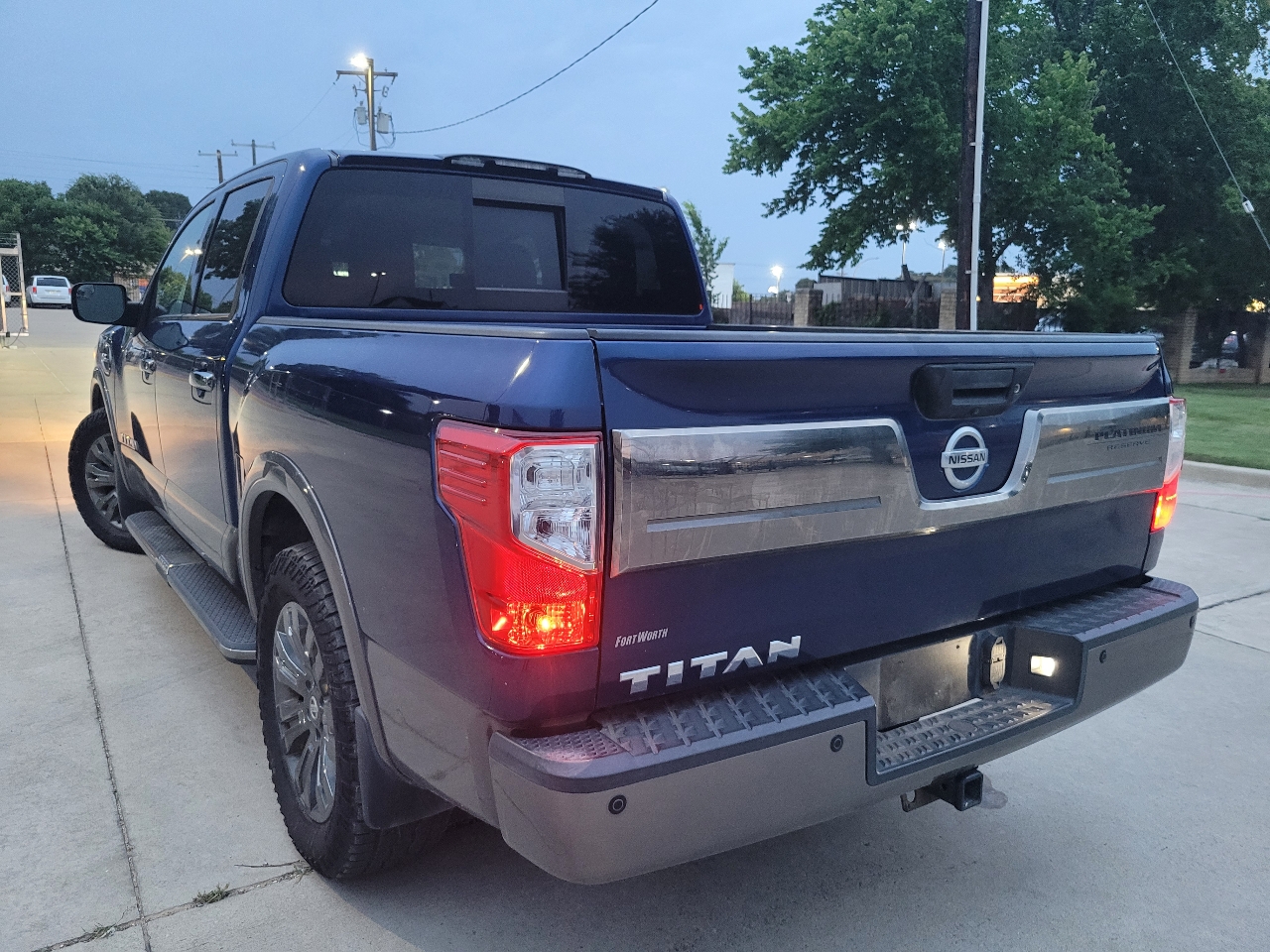 Nissan Titan Platinum Reserve Crew Cab 2WD 2017 Nissan Titan Platinum Reserve Crew Cab 2WD 2017