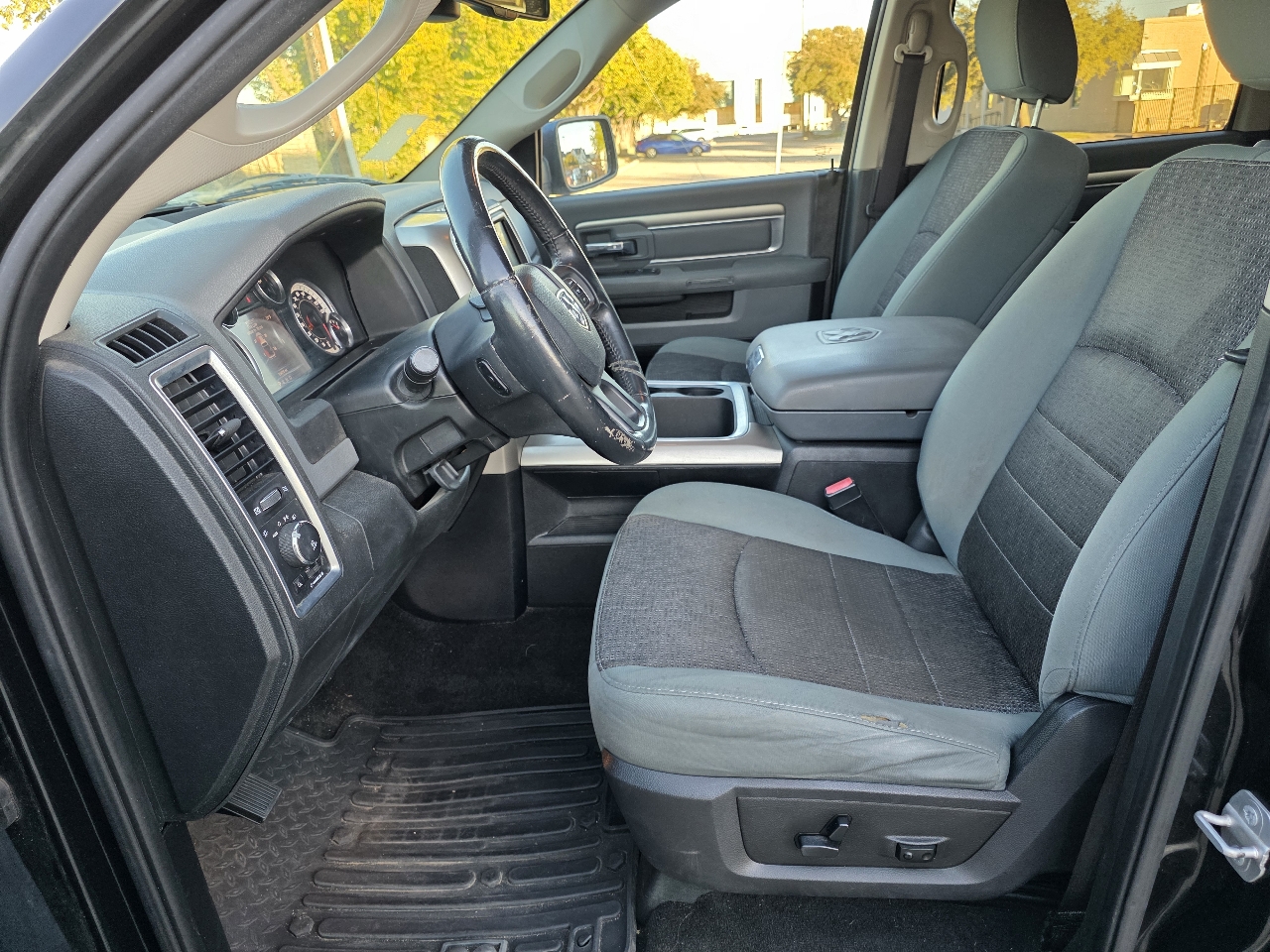 RAM 1500 4WD Crew Cab 140.5" Lone Star 2015 RAM 1500 4WD Crew Cab 140.5" Lone Star 2015