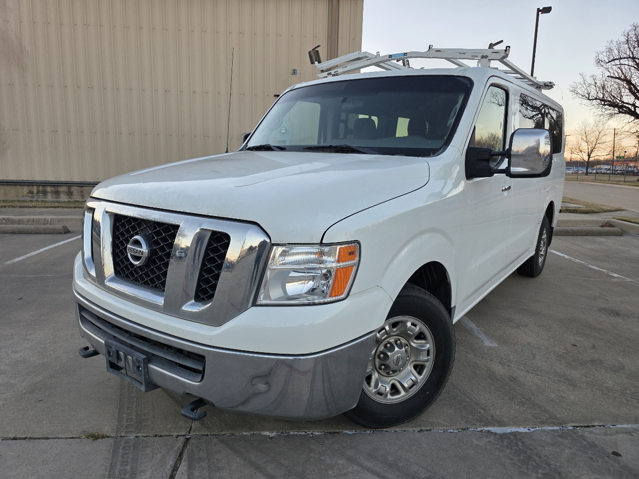Nissan NV Passenger 3500 SV V8 2016