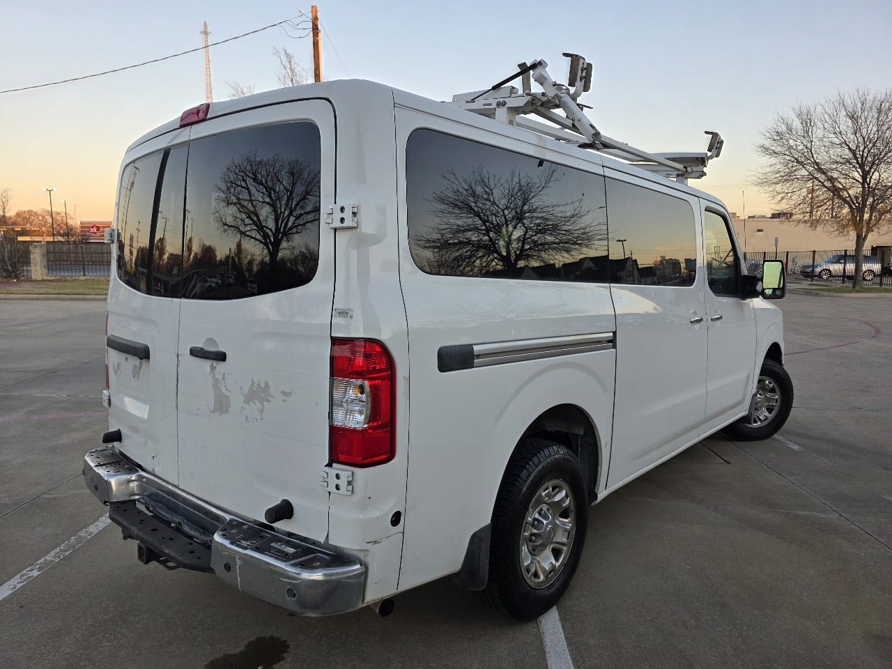 Nissan NV Passenger 3500 SV V8 2016