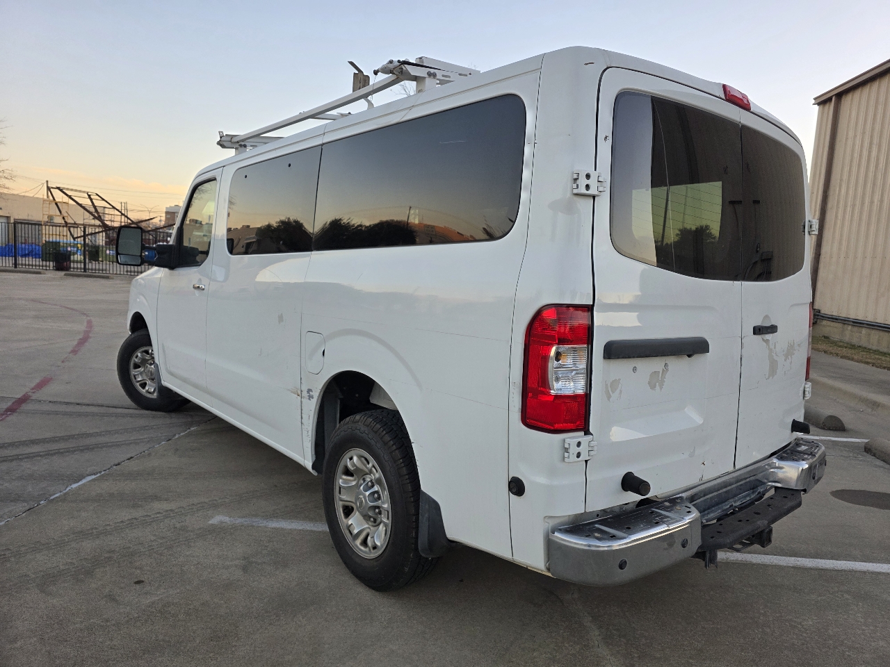 Nissan NV Passenger 3500 SV V8 2016