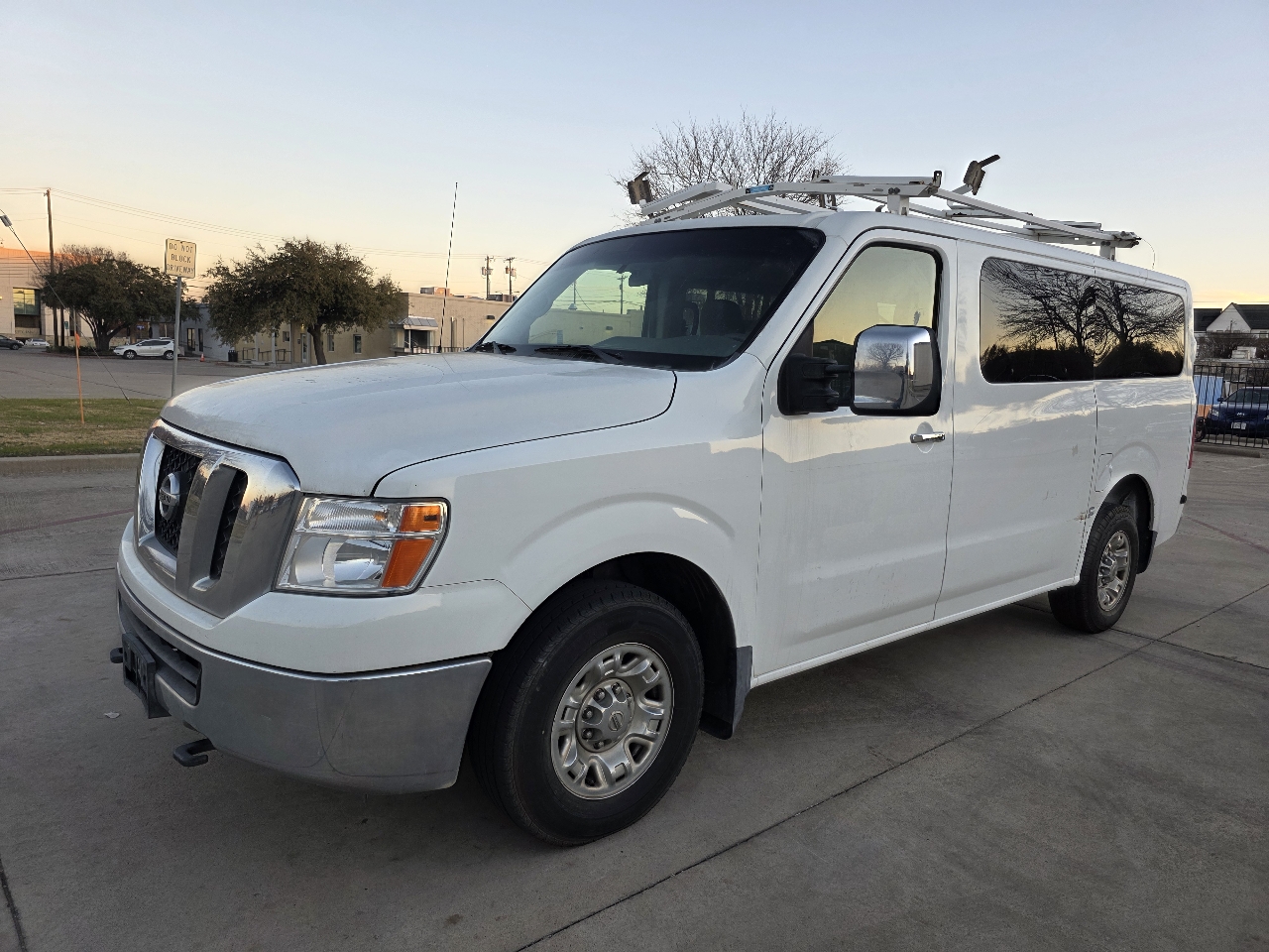 Nissan NV Passenger 3500 SV V8 2016