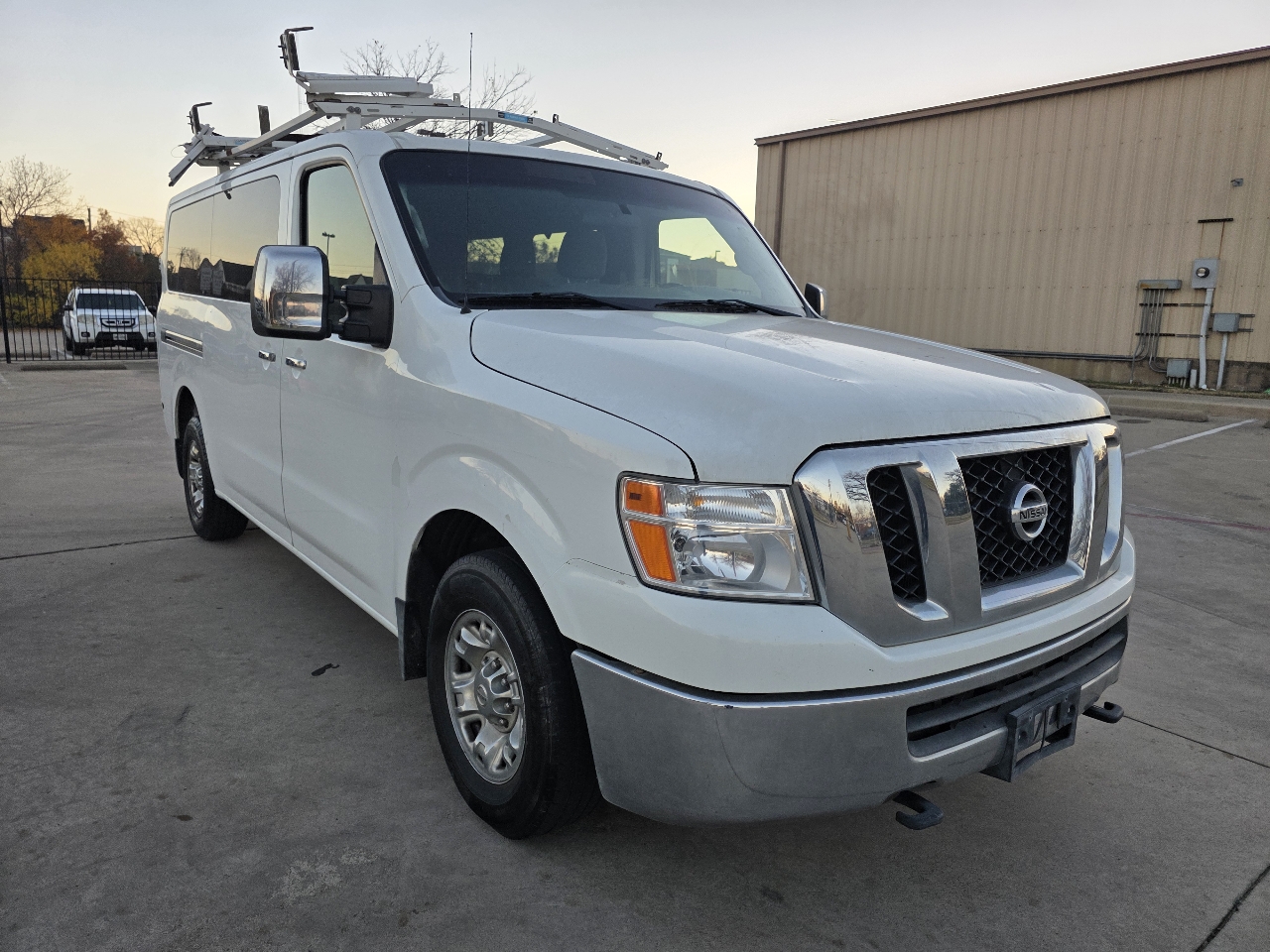 Nissan NV Passenger 3500 SV V8 2016