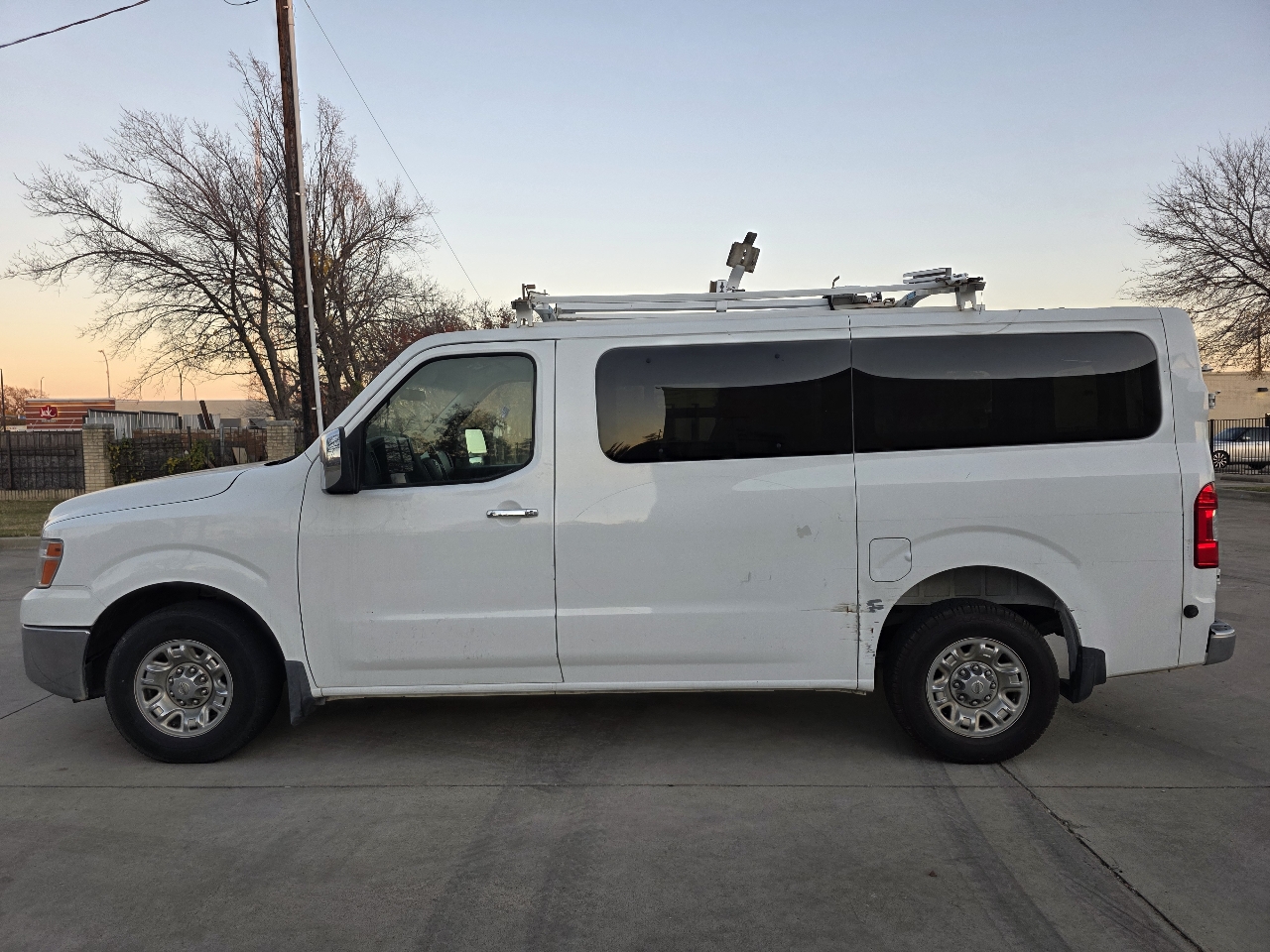 Nissan NV Passenger 3500 SV V8 2016