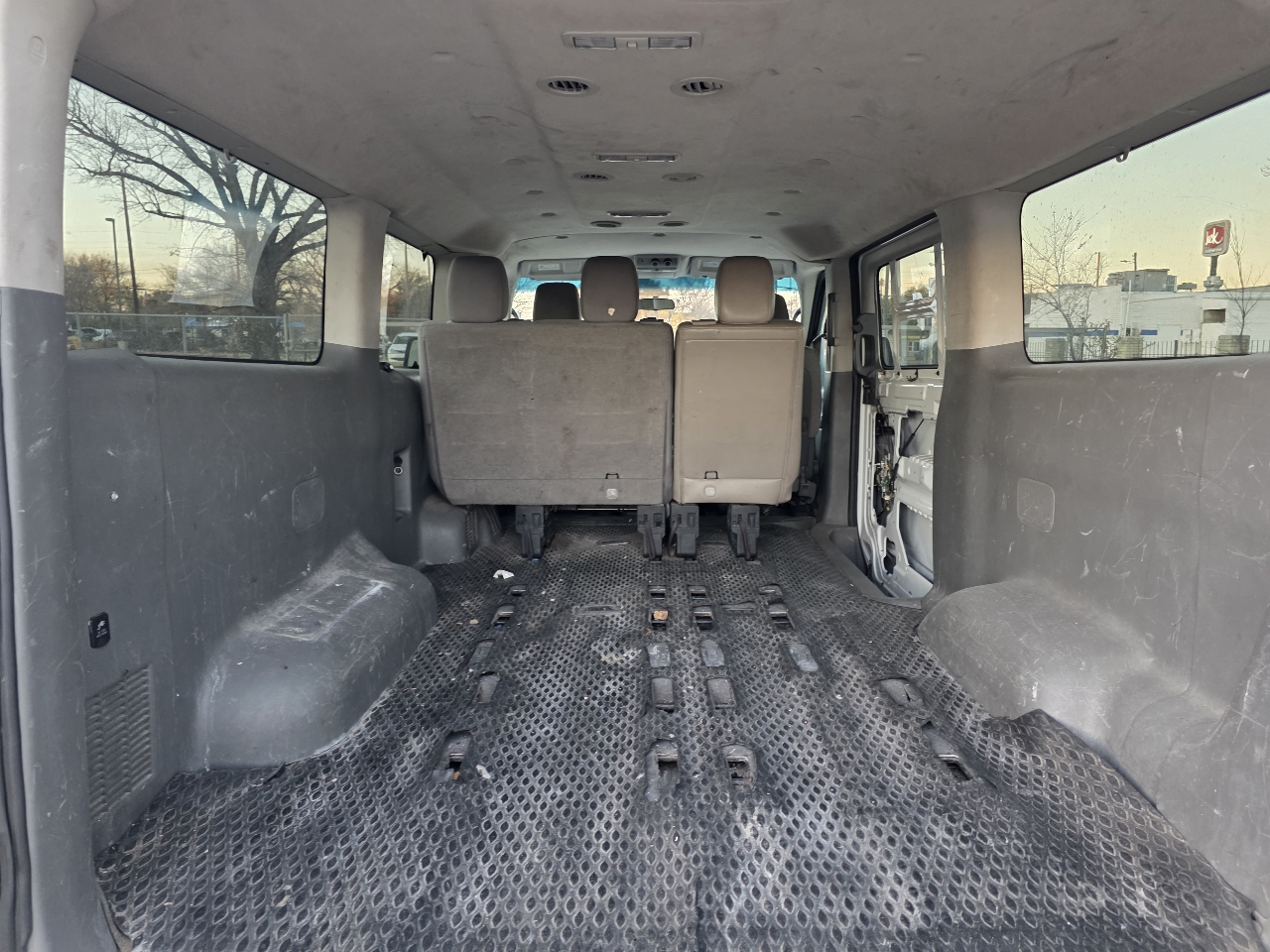 Nissan NV Passenger 3500 SV V8 2016