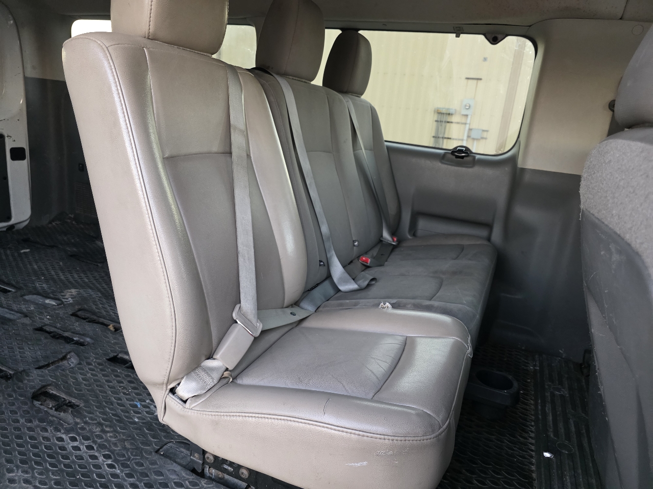 Nissan NV Passenger 3500 SV V8 2016
