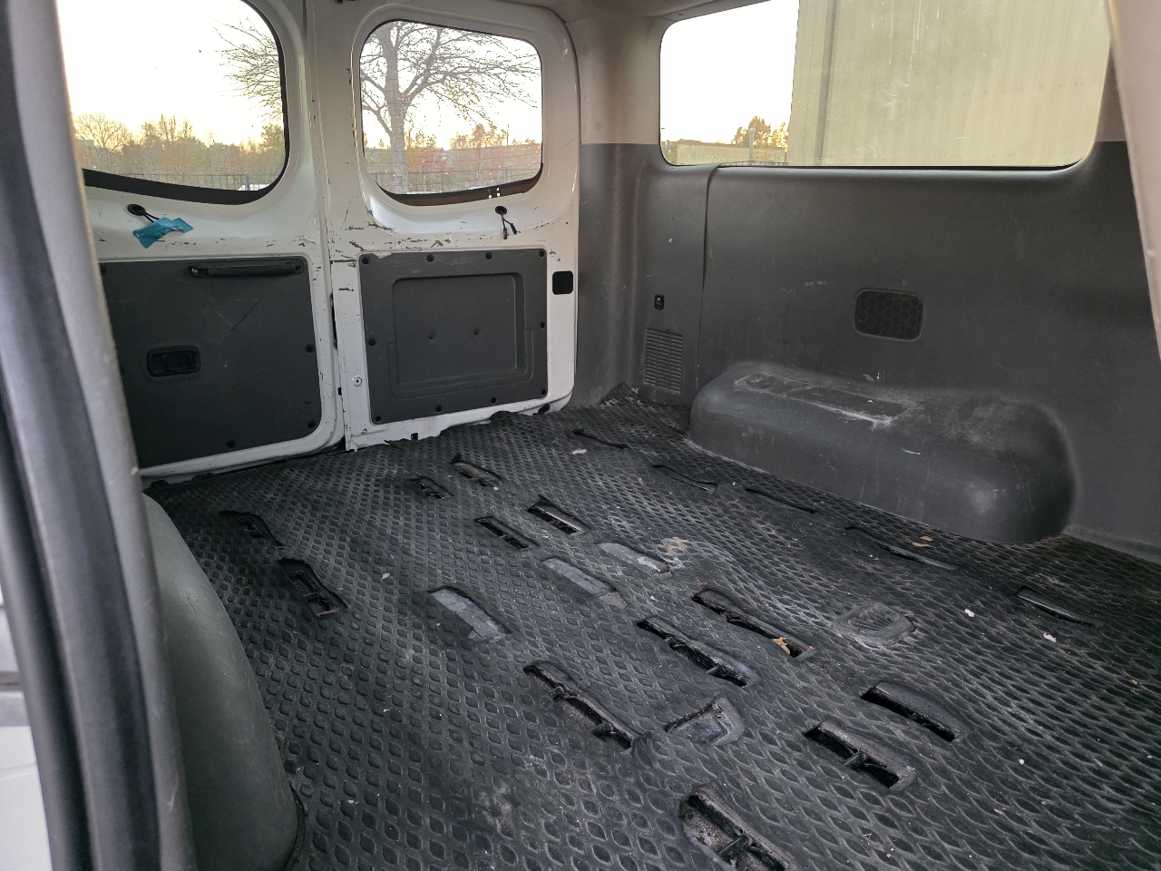 Nissan NV Passenger 3500 SV V8 2016