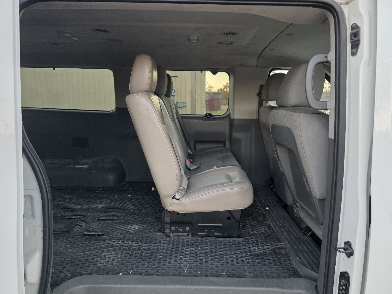 Nissan NV Passenger 3500 SV V8 2016