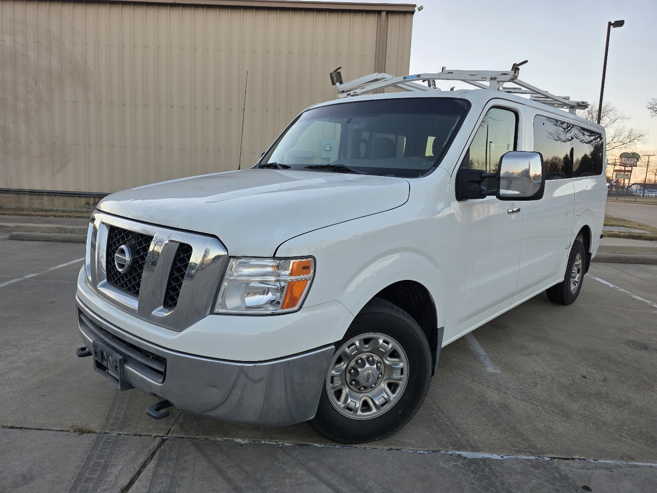 Nissan NV Passenger 3500 SV V8 2016
