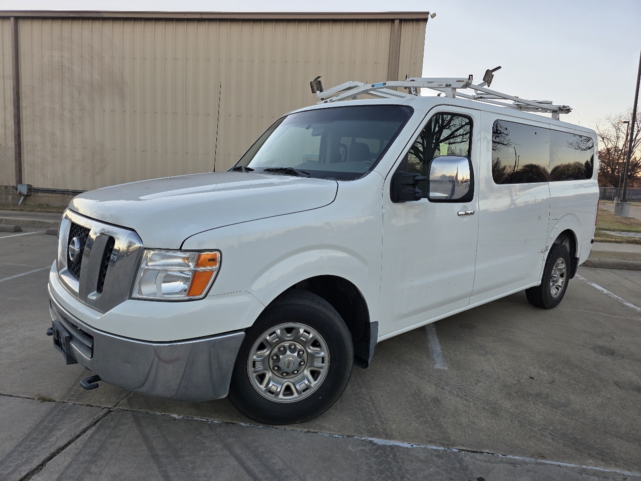 Nissan NV Passenger 3500 SV V8 2016