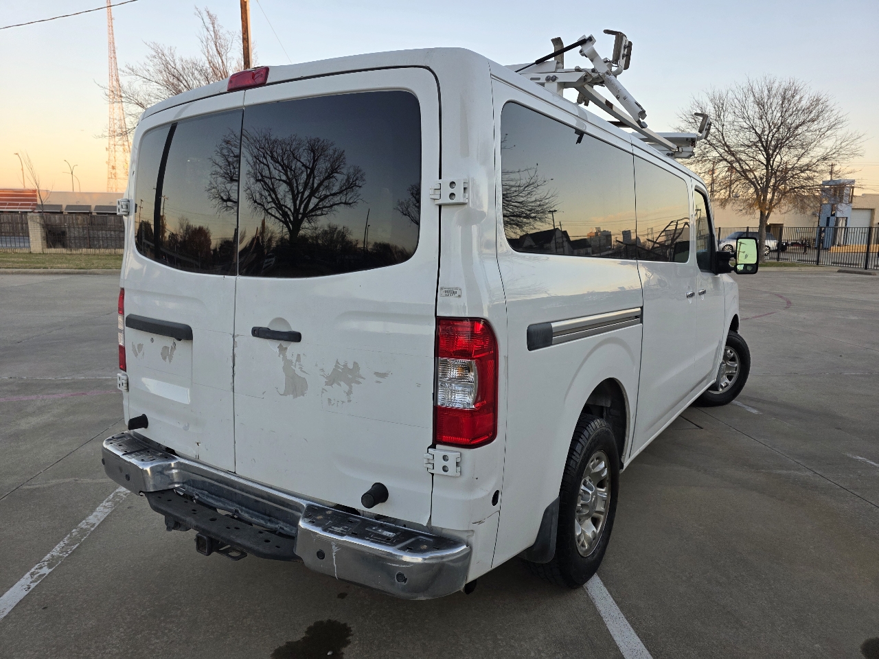 Nissan NV Passenger 3500 SV V8 2016