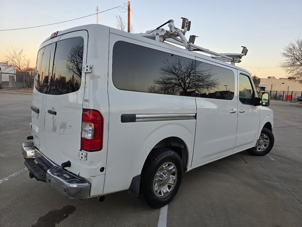 Nissan NV Passenger 3500 SV V8 2016