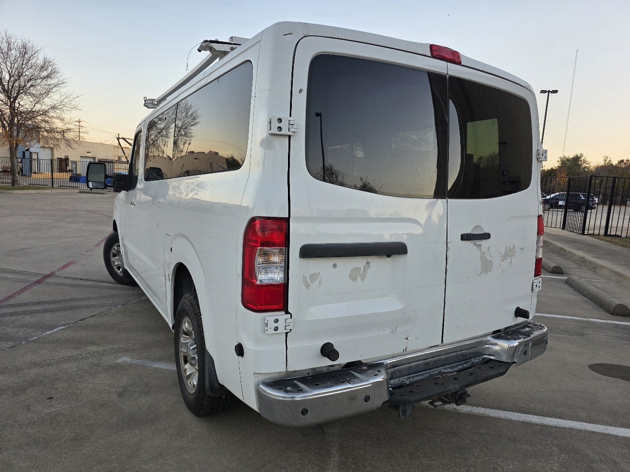 Nissan NV Passenger 3500 SV V8 2016