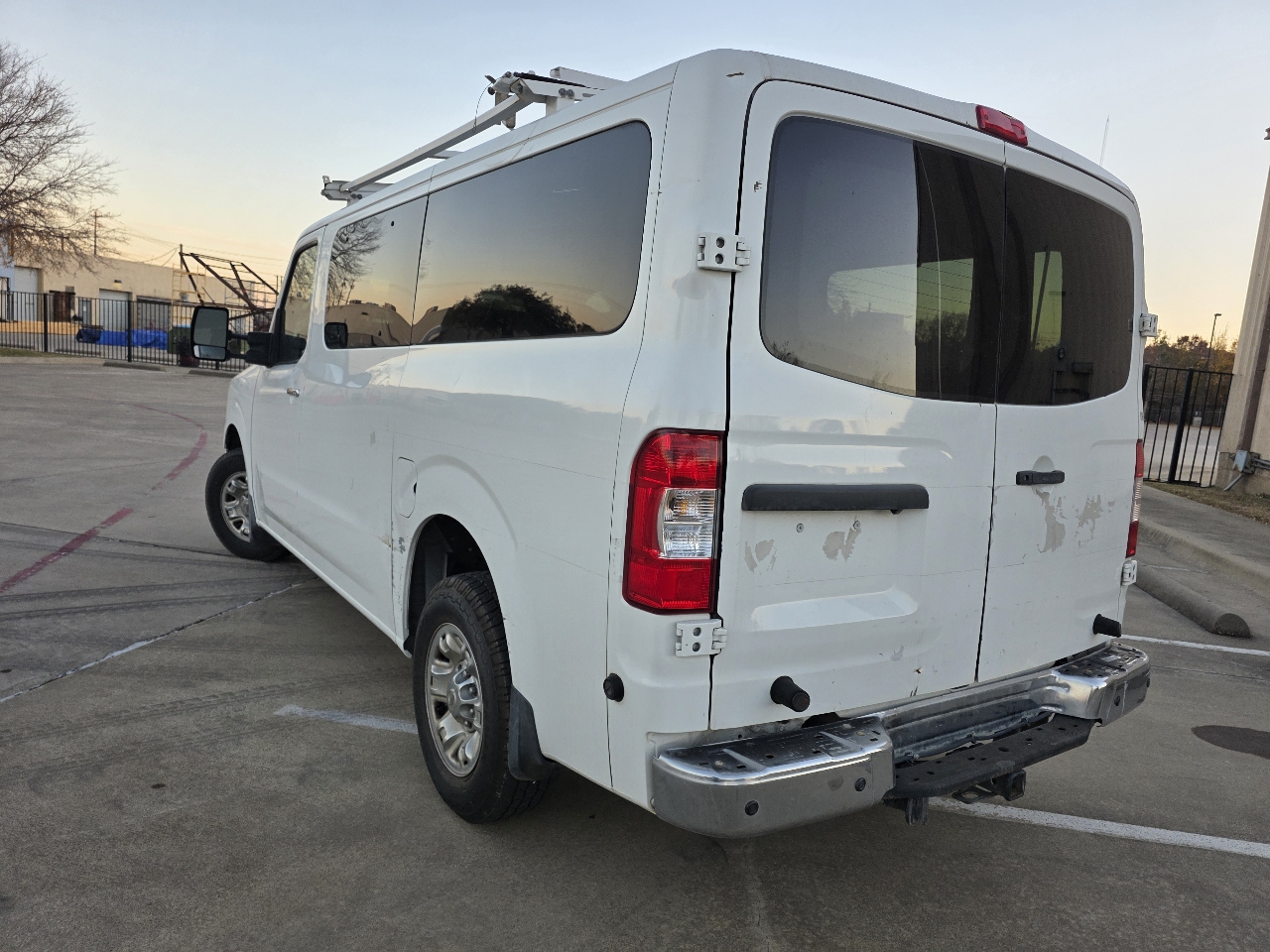 Nissan NV Passenger 3500 SV V8 2016