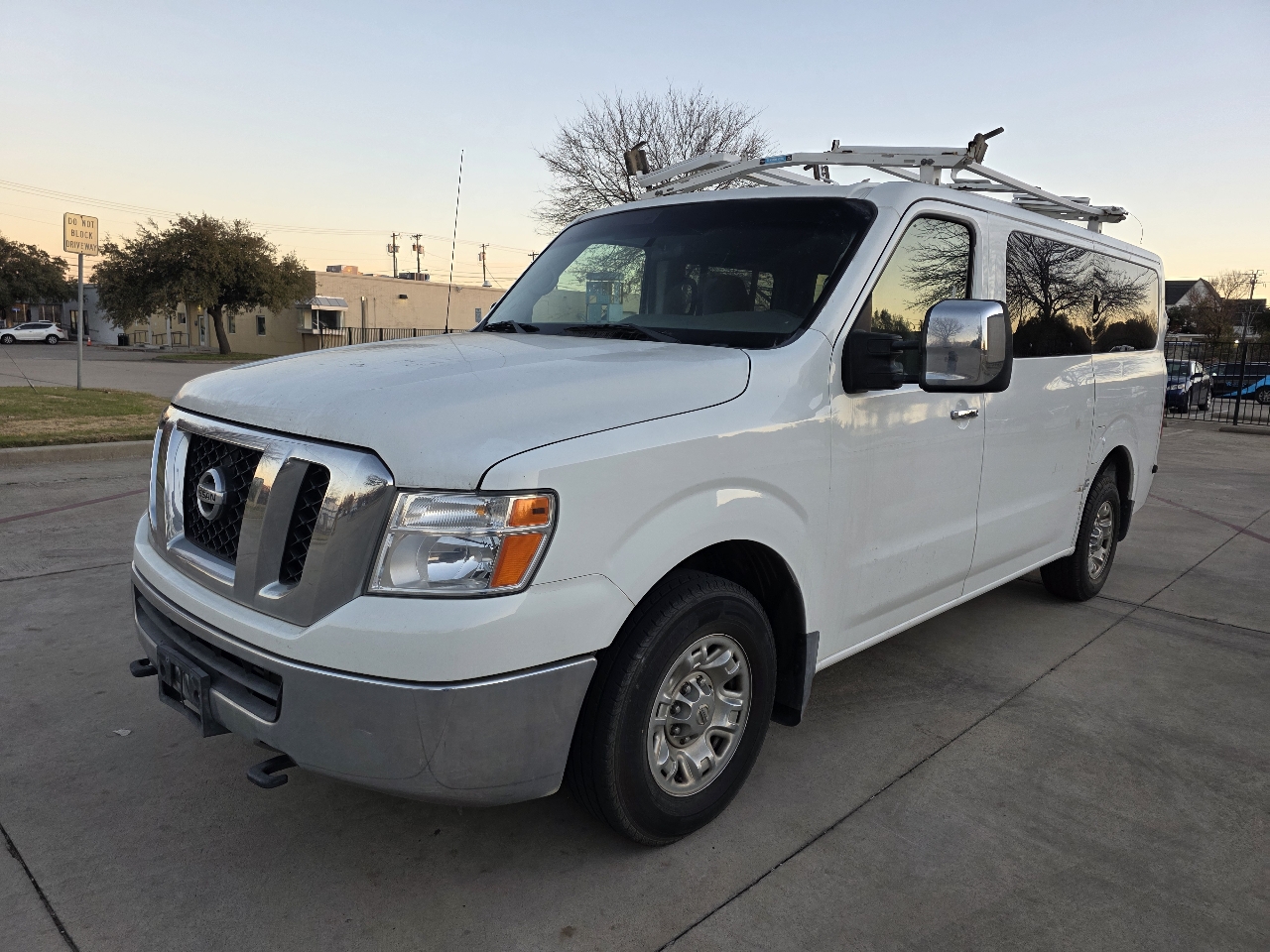 Nissan NV Passenger 3500 SV V8 2016
