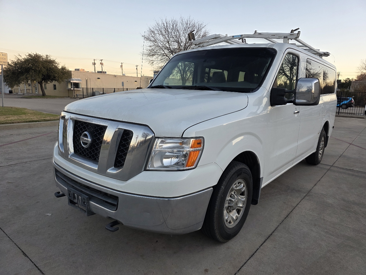 Nissan NV Passenger 3500 SV V8 2016