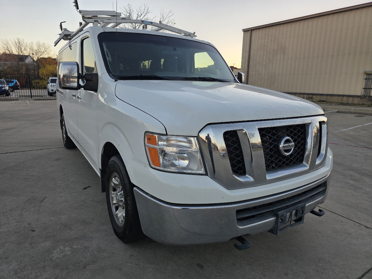 Nissan NV Passenger 3500 SV V8 2016