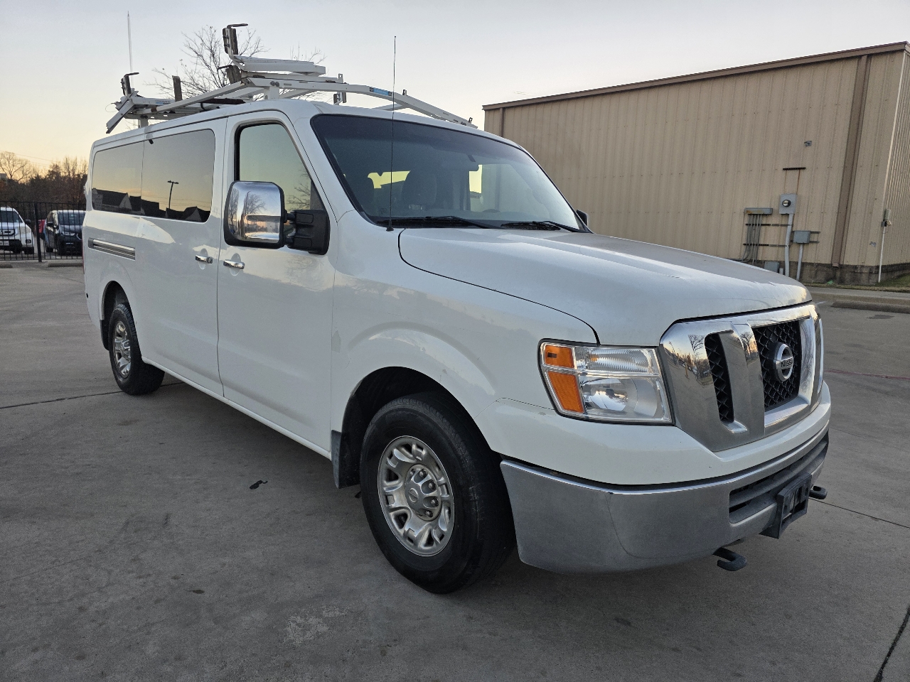 Nissan NV Passenger 3500 SV V8 2016