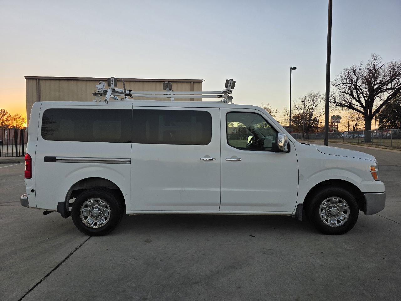 Nissan NV Passenger 3500 SV V8 2016