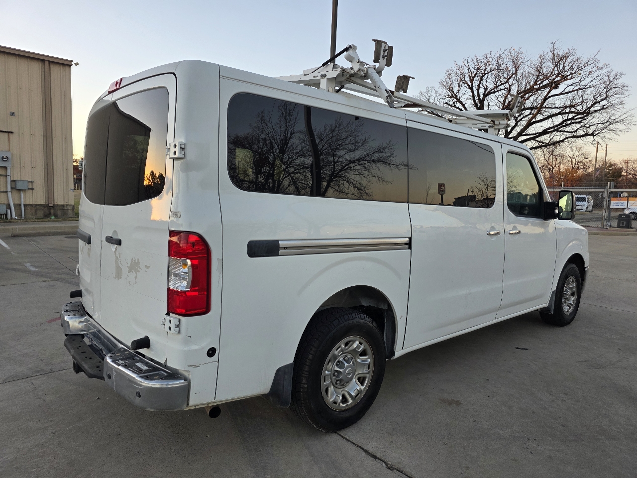 Nissan NV Passenger 3500 SV V8 2016