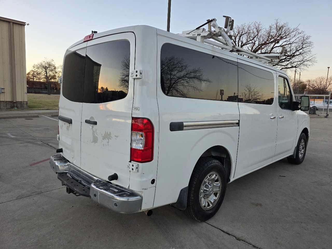 Nissan NV Passenger 3500 SV V8 2016