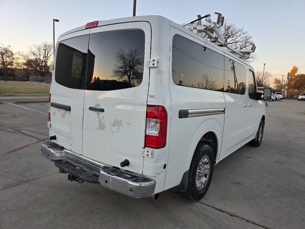 Nissan NV Passenger 3500 SV V8 2016