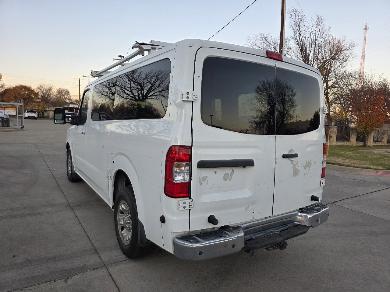 Nissan NV Passenger 3500 SV V8 2016