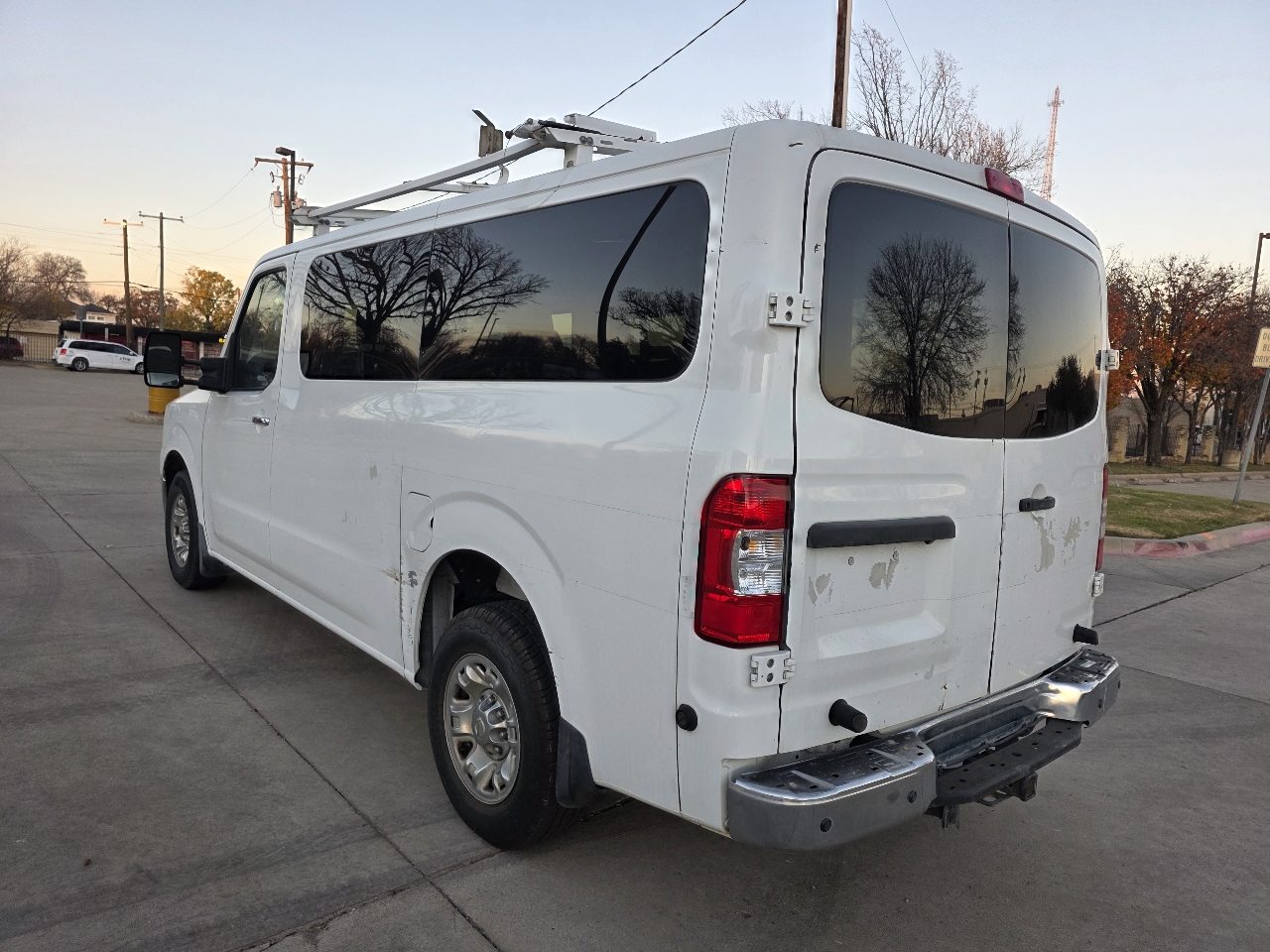 Nissan NV Passenger 3500 SV V8 2016