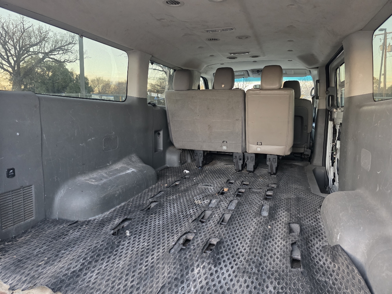 Nissan NV Passenger 3500 SV V8 2016