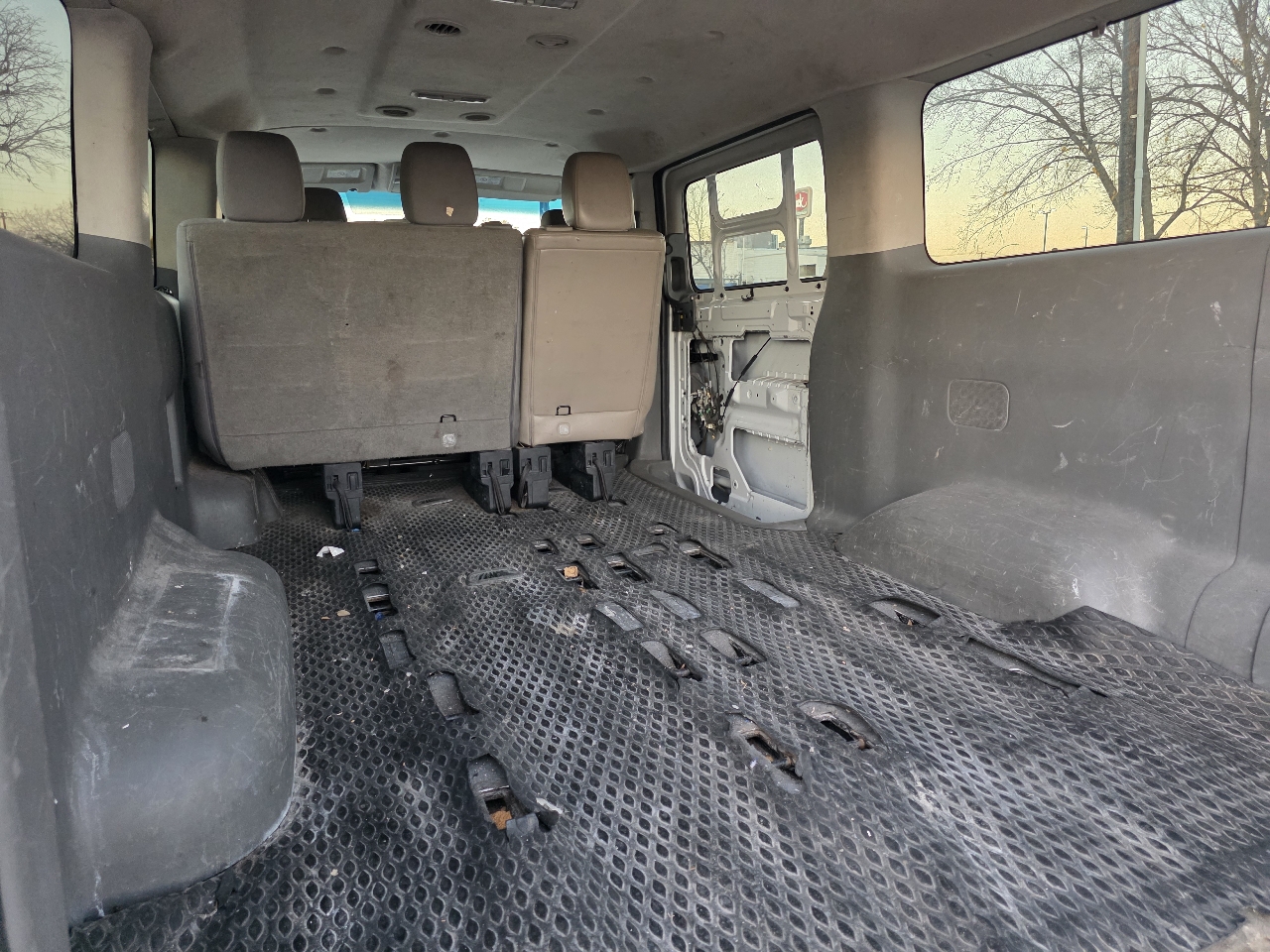 Nissan NV Passenger 3500 SV V8 2016