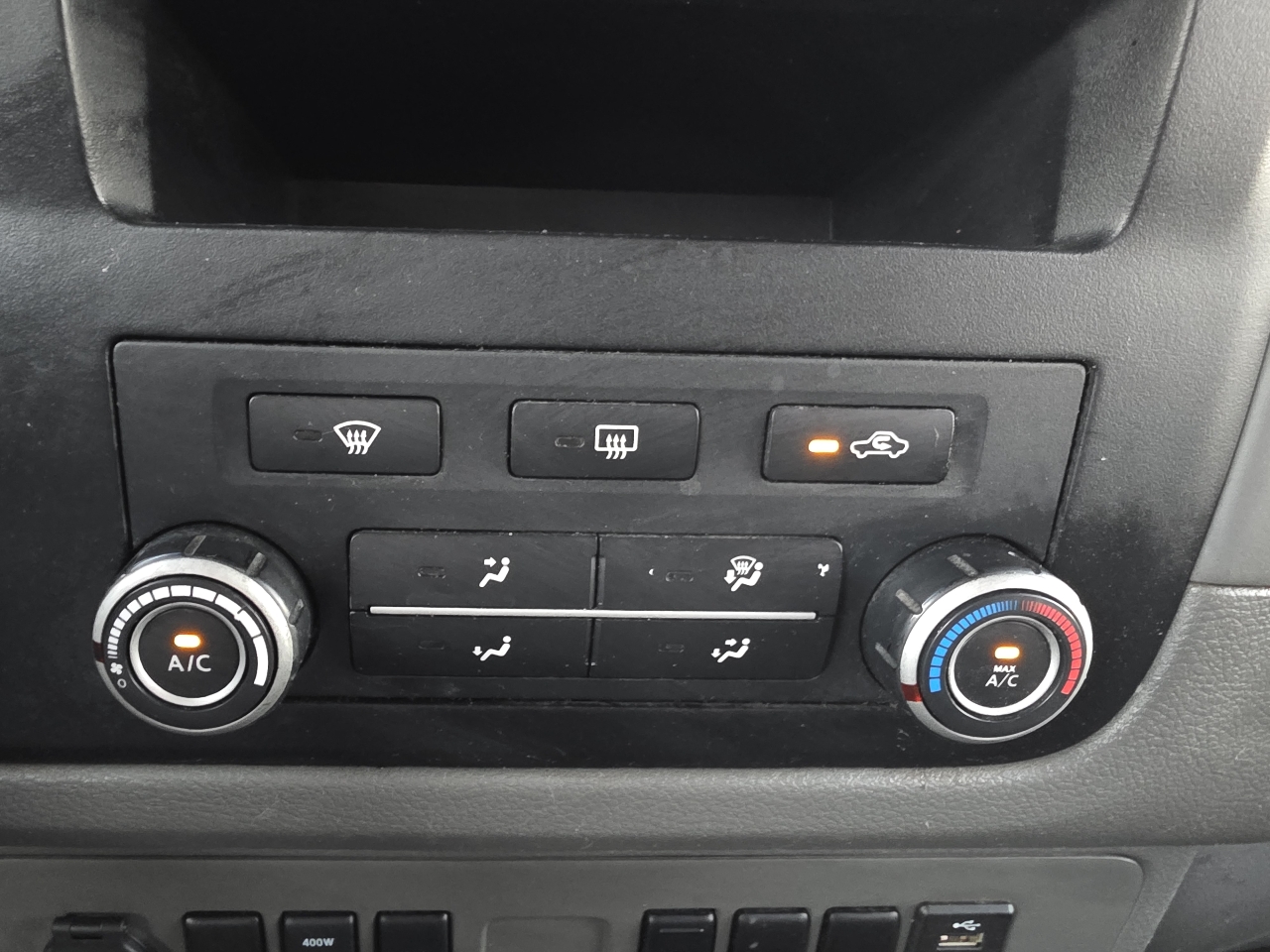 Nissan NV Passenger 3500 SV V8 2016