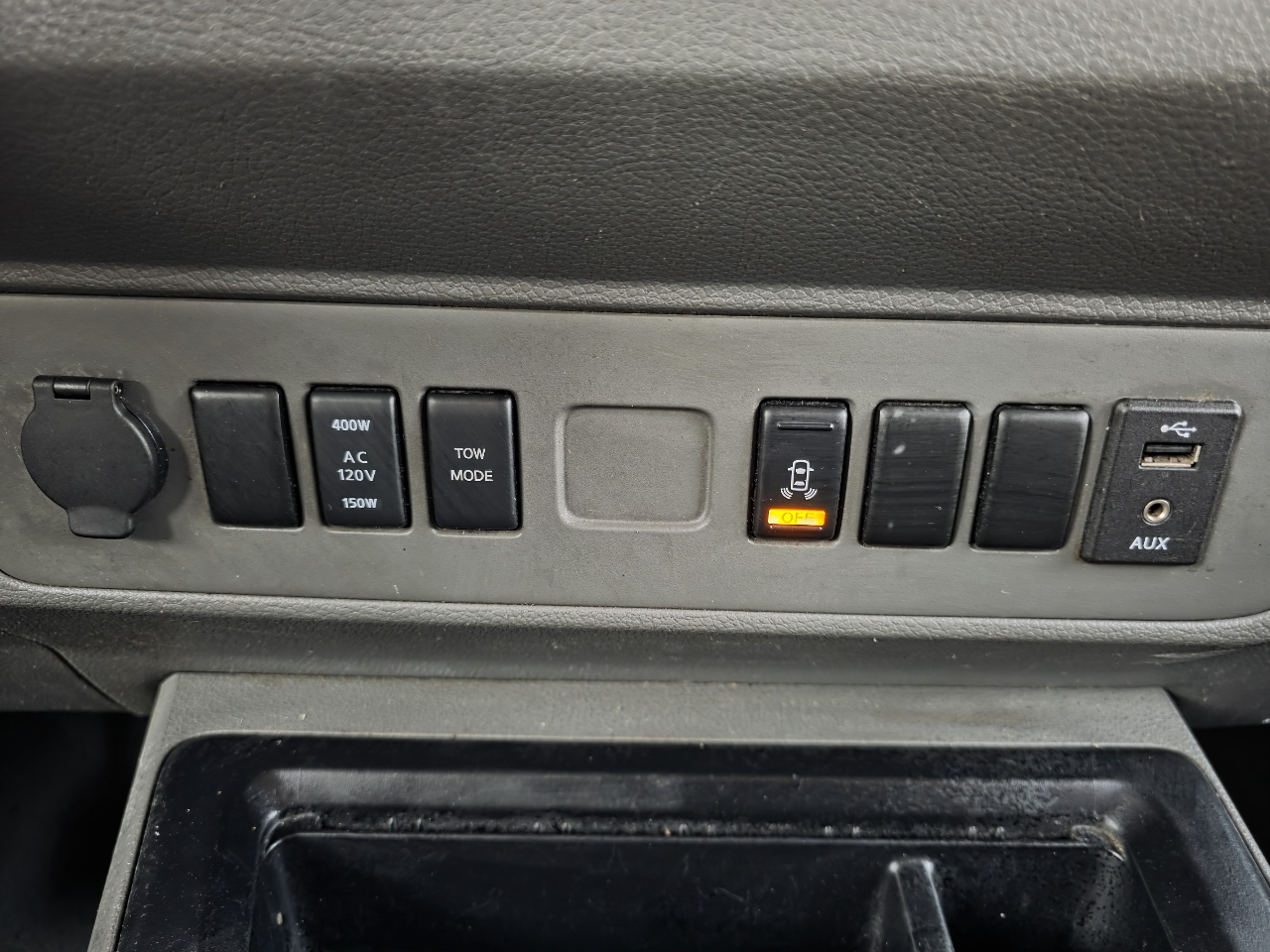 Nissan NV Passenger 3500 SV V8 2016