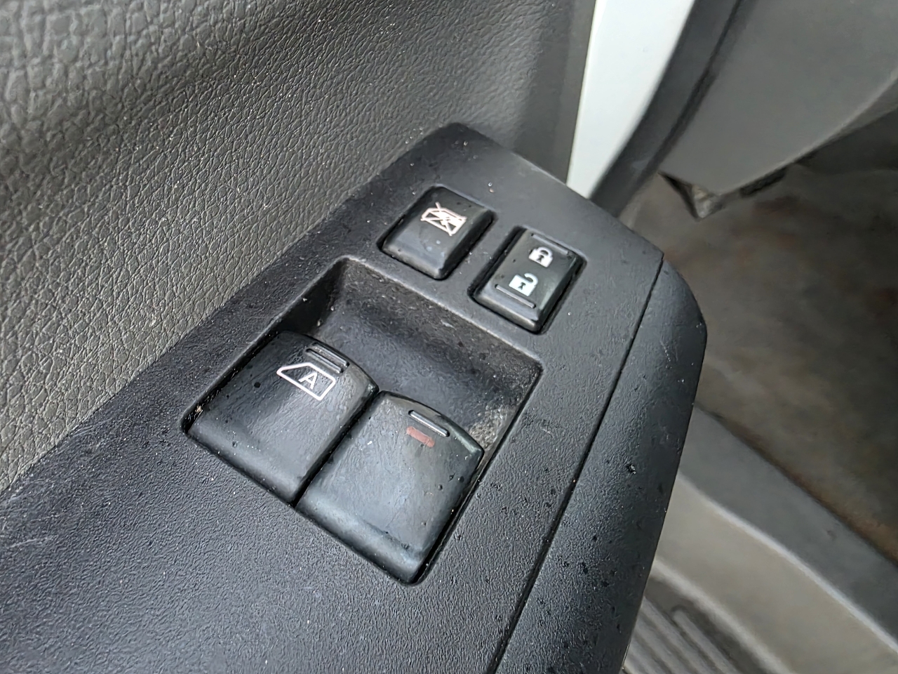 Nissan NV Passenger 3500 SV V8 2016