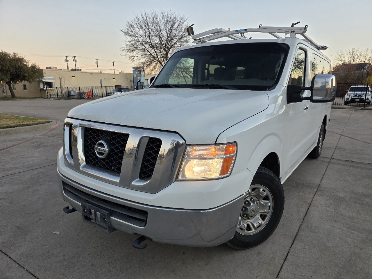 Nissan NV Passenger 3500 SV V8 2016