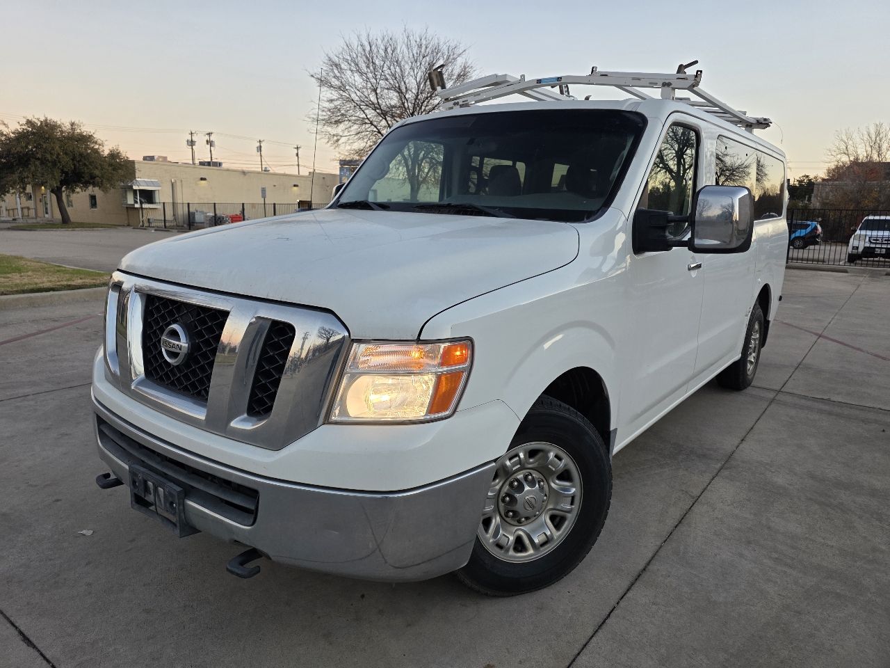 Nissan NV Passenger 3500 SV V8 2016