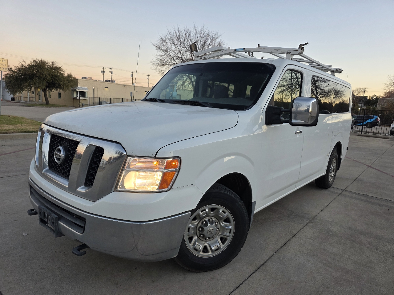 Nissan NV Passenger 3500 SV V8 2016