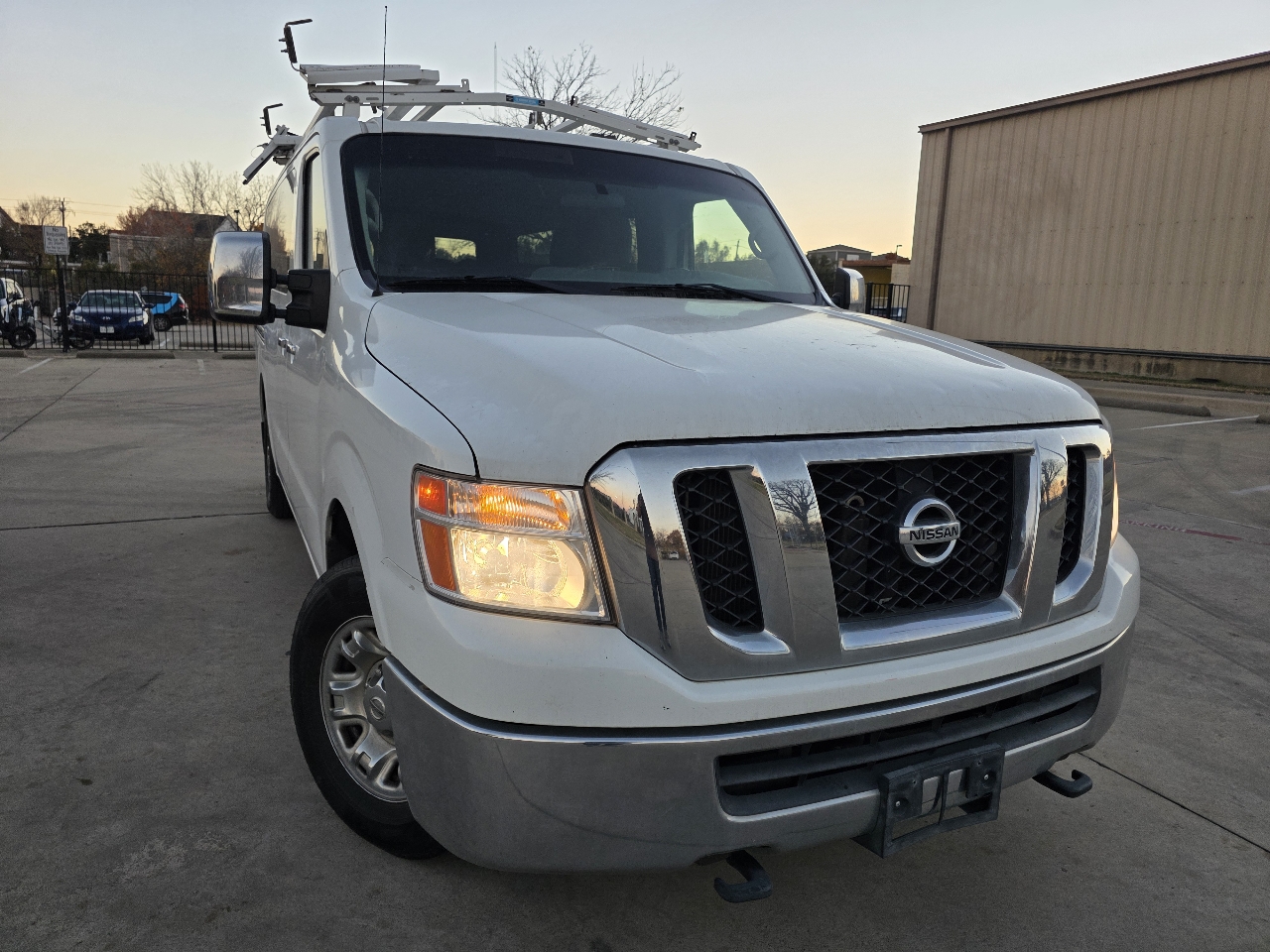 Nissan NV Passenger 3500 SV V8 2016
