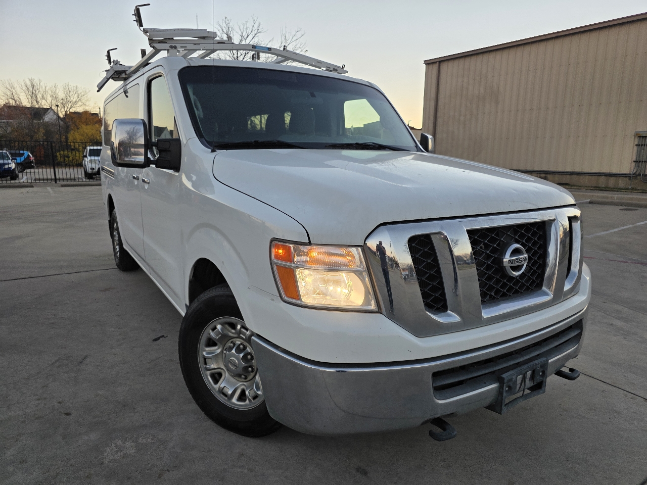 Nissan NV Passenger 3500 SV V8 2016