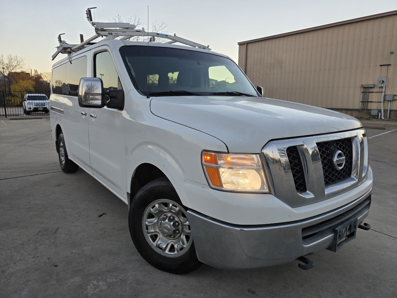 Nissan NV Passenger 3500 SV V8 2016