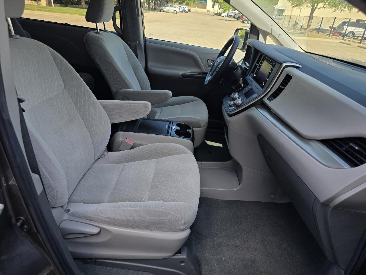 Toyota Sienna LE 8-Passenger 2020