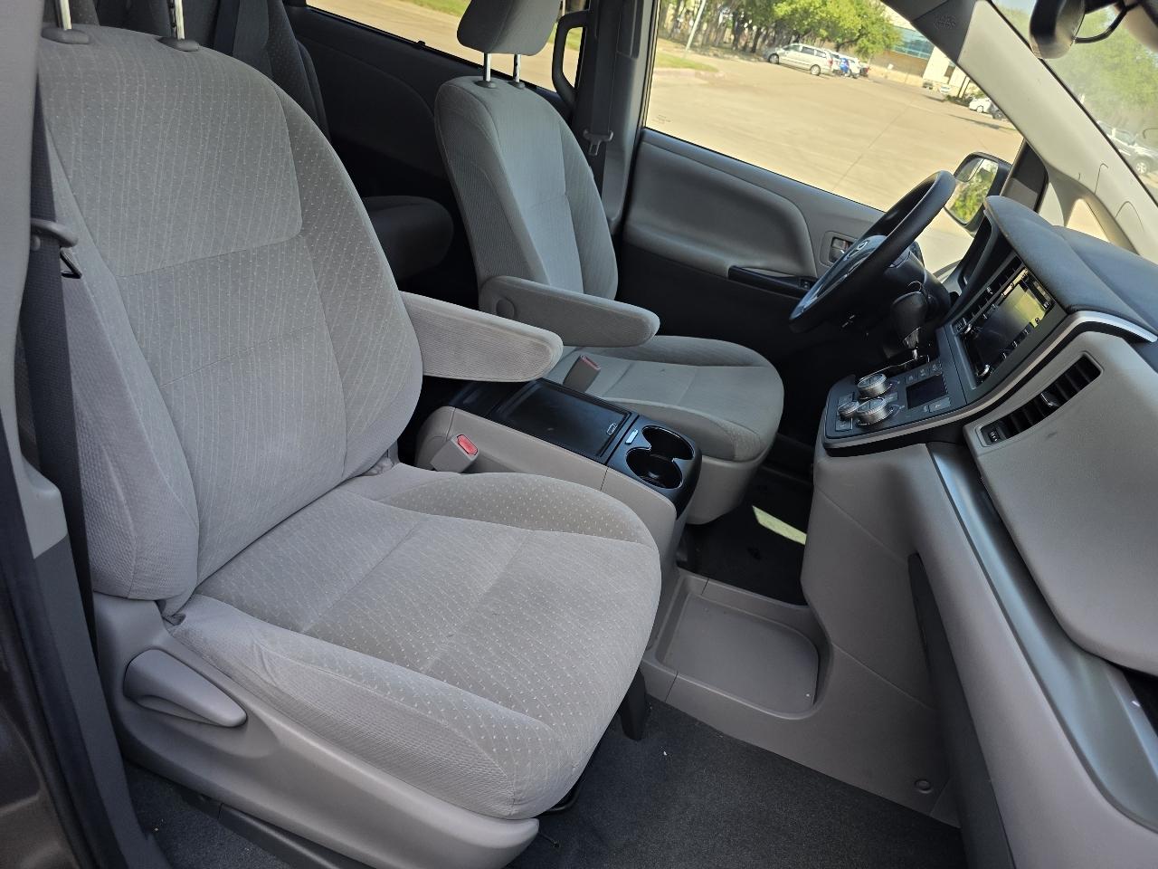 Toyota Sienna LE 8-Passenger 2020