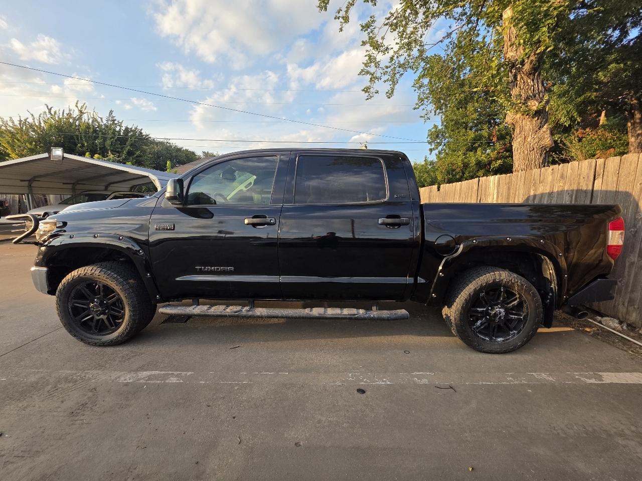 Toyota Tundra photo 2