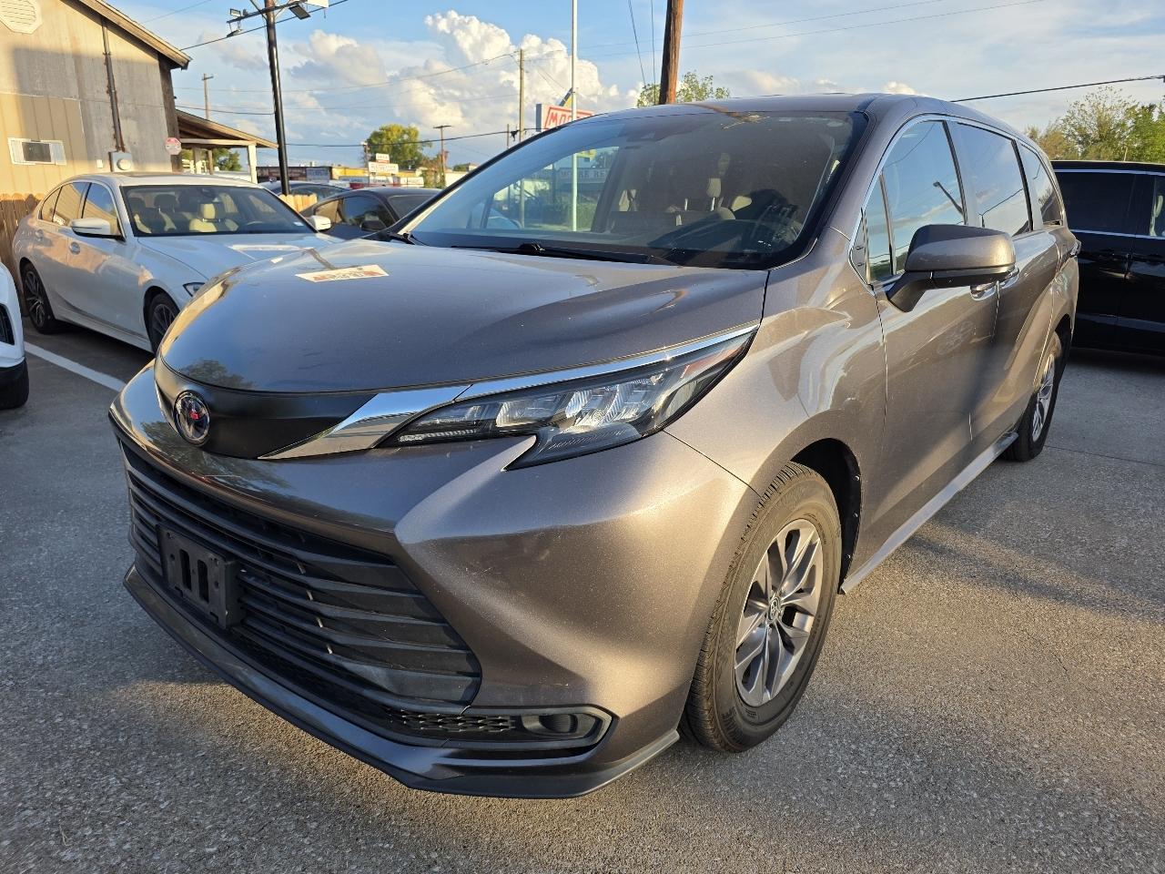 Toyota Sienna LE 8-Passenger 2024