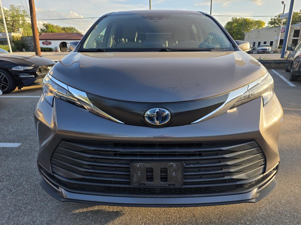 Toyota Sienna LE 8-Passenger 2024